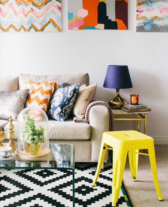 sofá com almofadas com estampas coloridas, tendência de decoração para 2020